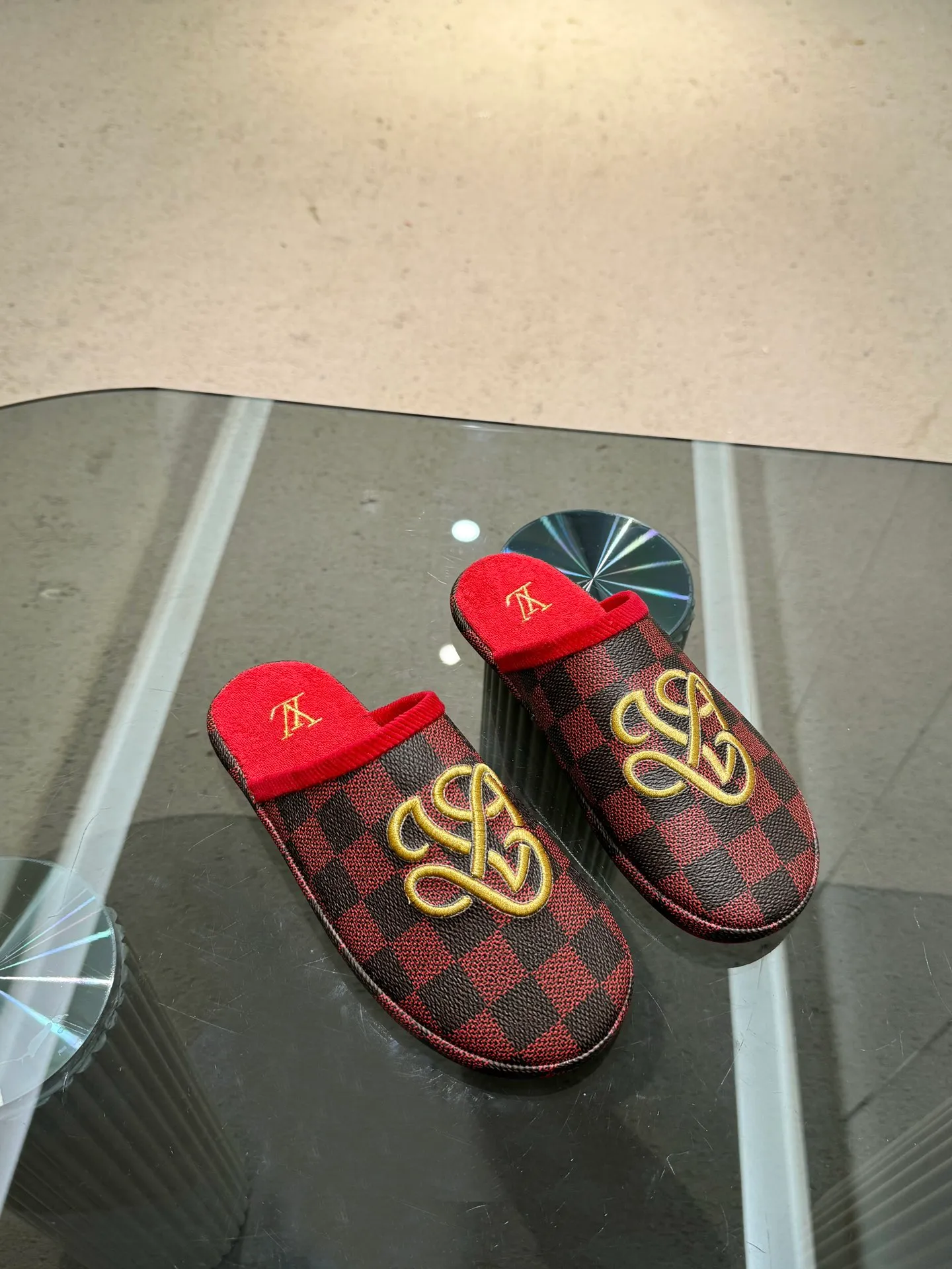 👟👟Ex-factory price 320👟👟 The 2024 couple’s counter features the latest hard goods of LV and Loewe co-branded slippers🆕 ✿Purchase level! Full of high-end feel! A popular model among bloggers at home and abroad, it’s retro and fashionable and looks amazing on your feet! Official website main recommendation code number 35-46